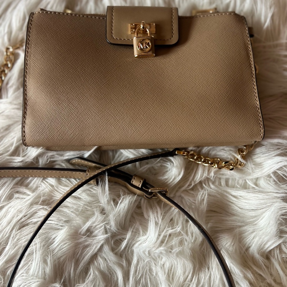 Michael Kors tan/beige crossbody purse. Used twice 5 months old.